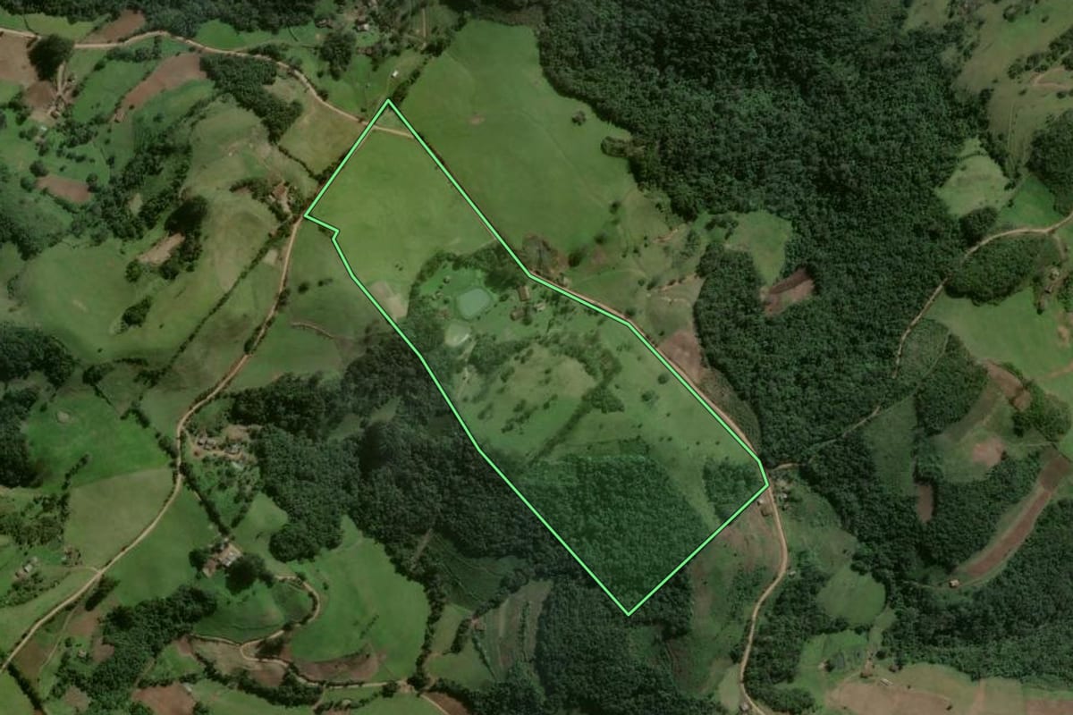 Imagem de satélite do imóvel rural em Pinhal Grande (RS), com o contorno declarado no CAR desenhado por cima.