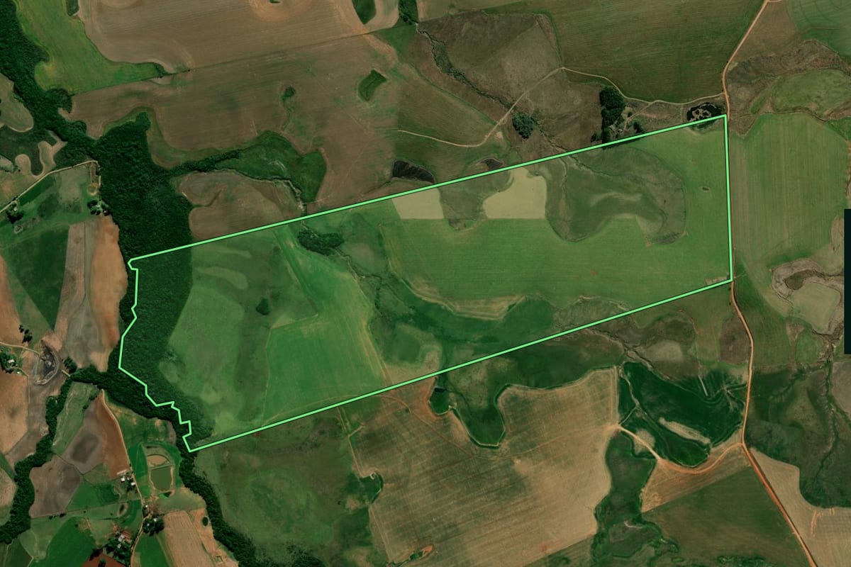 Imagem de satélite do imóvel rural em Pinhal Grande (RS), com o contorno declarado no CAR desenhado por cima.