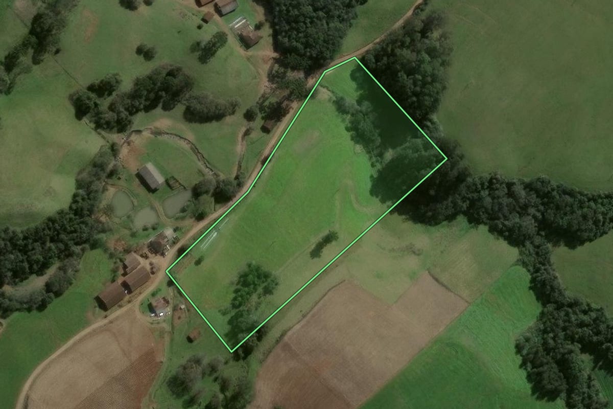 Imagem de satélite do imóvel rural em Pinhal Grande (RS), com o contorno declarado no CAR desenhado por cima.