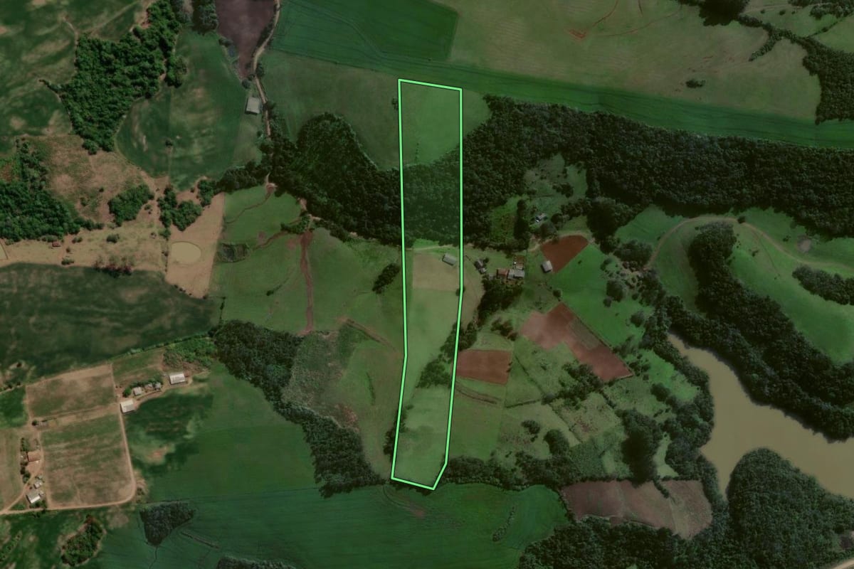 Imagem de satélite do imóvel rural em Pinhal Grande (RS), com o contorno declarado no CAR desenhado por cima.