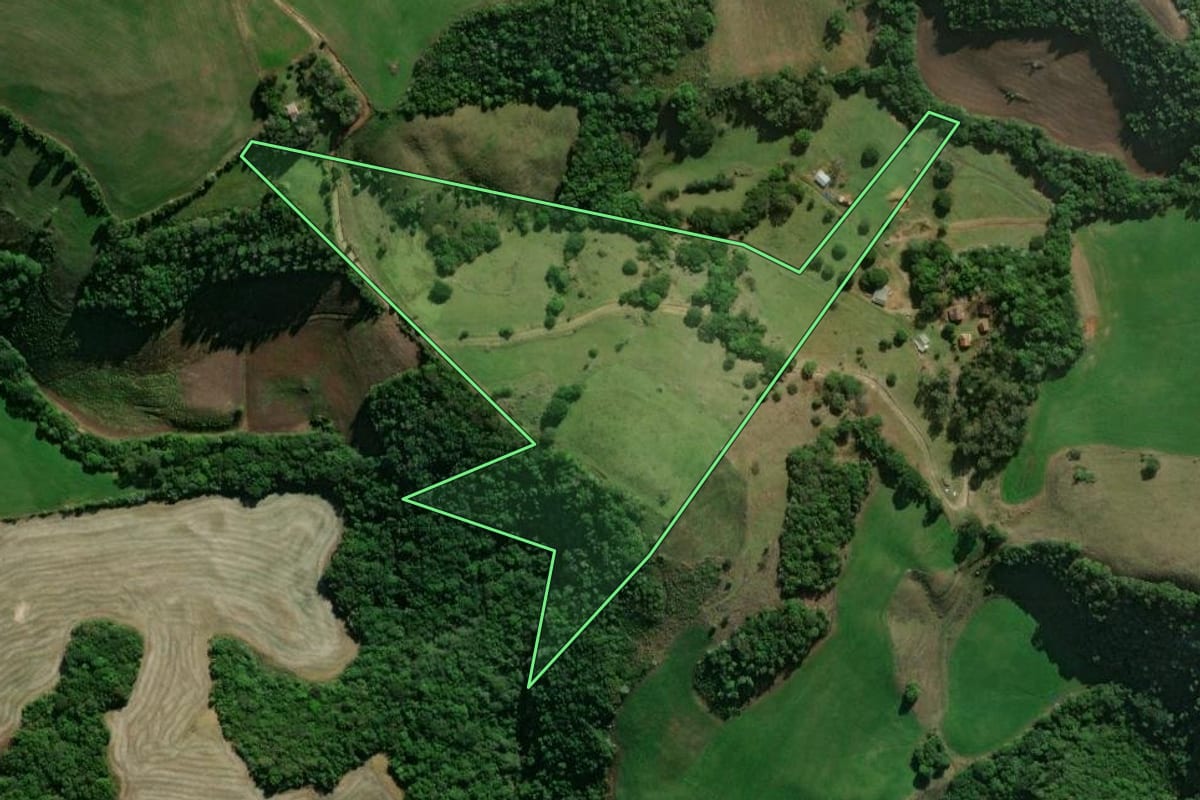 Imagem de satélite do imóvel rural em Pinhal Grande (RS), com o contorno declarado no CAR desenhado por cima.