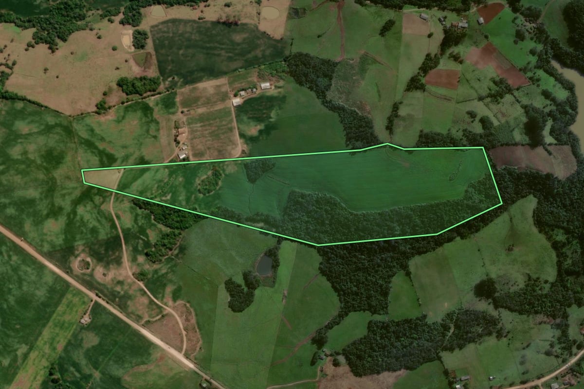 Imagem de satélite do imóvel rural em Pinhal Grande (RS), com o contorno declarado no CAR desenhado por cima.