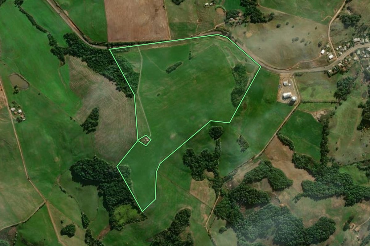 Imagem de satélite do imóvel rural em Pinhal Grande (RS), com o contorno declarado no CAR desenhado por cima.