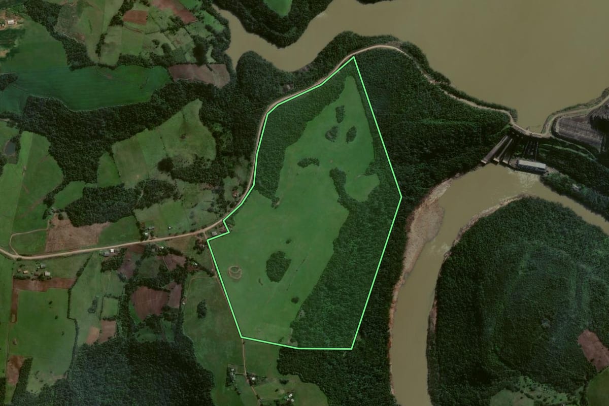 Imagem de satélite do imóvel rural em Pinhal Grande (RS), com o contorno declarado no CAR desenhado por cima.