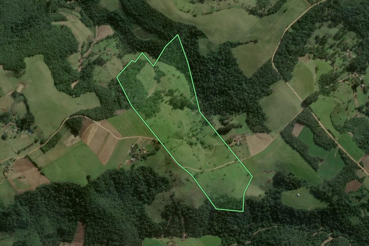 Imagem de satélite do imóvel rural em Pinhal Grande (RS), com o contorno declarado no CAR desenhado por cima.