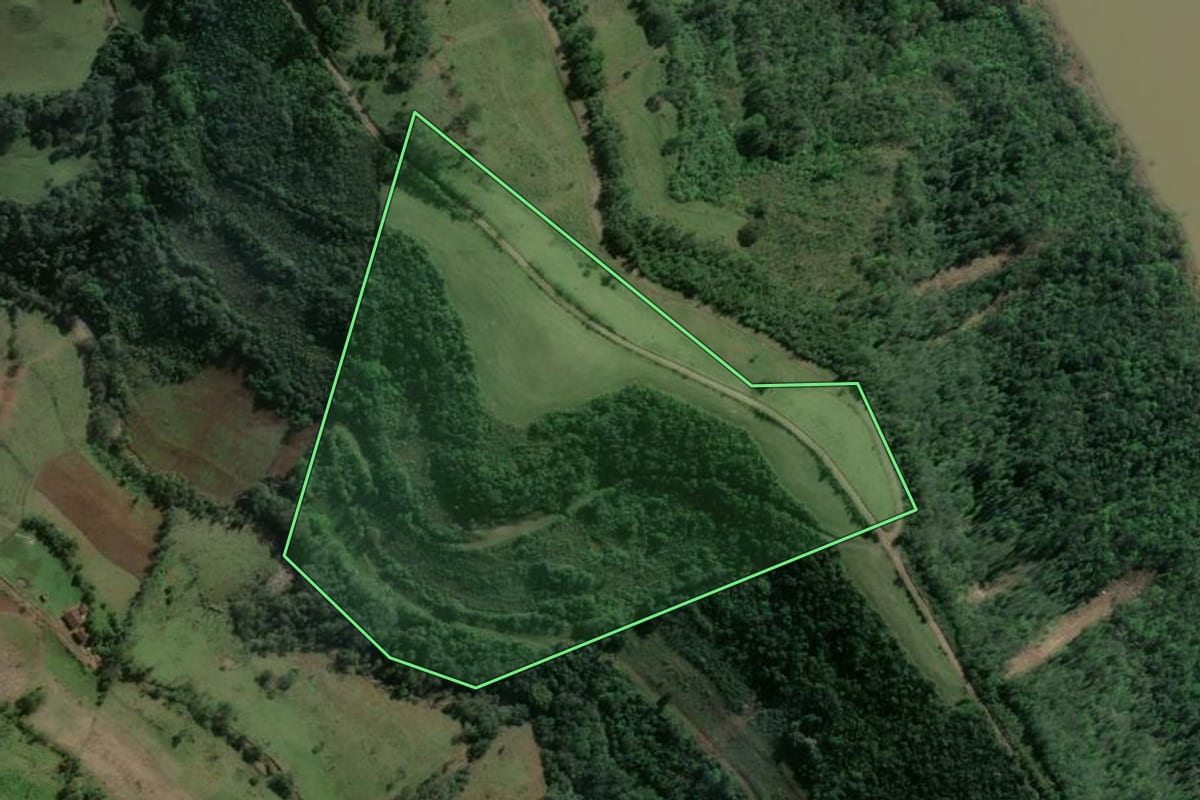 Imagem de satélite do imóvel rural em Pinhal Grande (RS), com o contorno declarado no CAR desenhado por cima.
