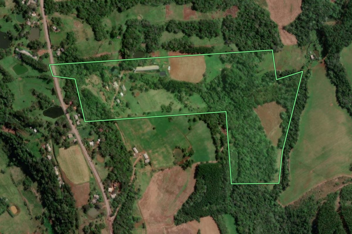 Imagem de satélite do imóvel rural em Pinheirinho do Vale (RS), com o contorno declarado no CAR desenhado por cima.