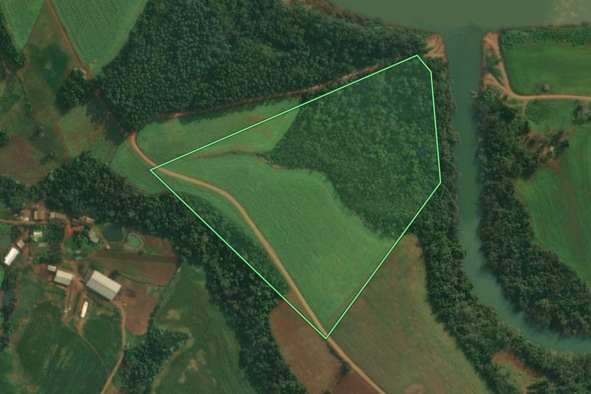 Imagem de satélite do imóvel rural em Pinheirinho do Vale (RS), com o contorno declarado no CAR desenhado por cima.