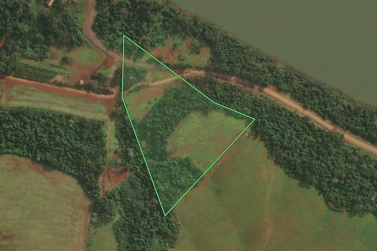 Imagem de satélite do imóvel rural em Pinheirinho do Vale (RS), com o contorno declarado no CAR desenhado por cima.