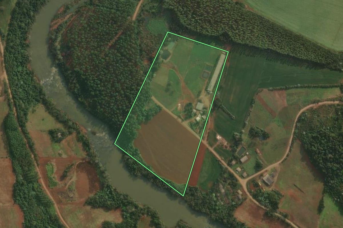 Imagem de satélite do imóvel rural em Pinheirinho do Vale (RS), com o contorno declarado no CAR desenhado por cima.