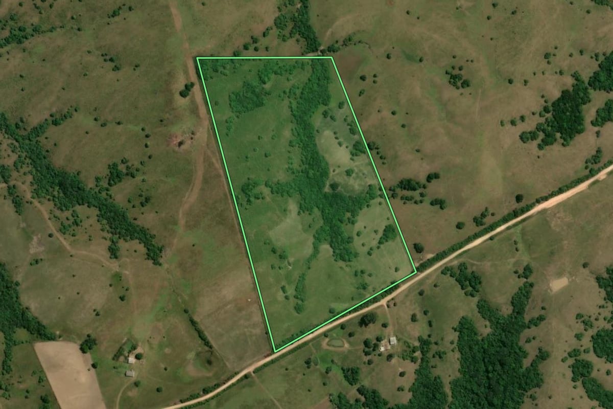 Imagem de satélite do imóvel rural em Pinheiro Machado (RS), com o contorno declarado no CAR desenhado por cima.
