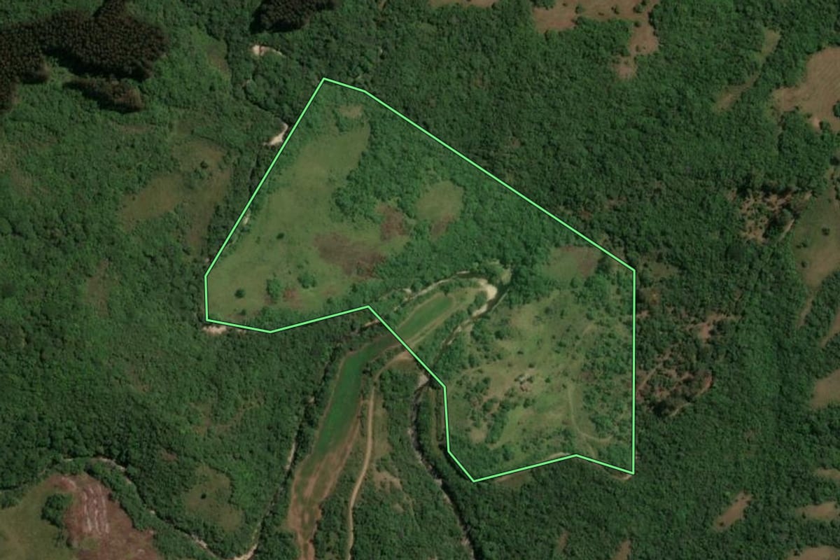 Imagem de satélite do imóvel rural em Pinheiro Machado (RS), com o contorno declarado no CAR desenhado por cima.