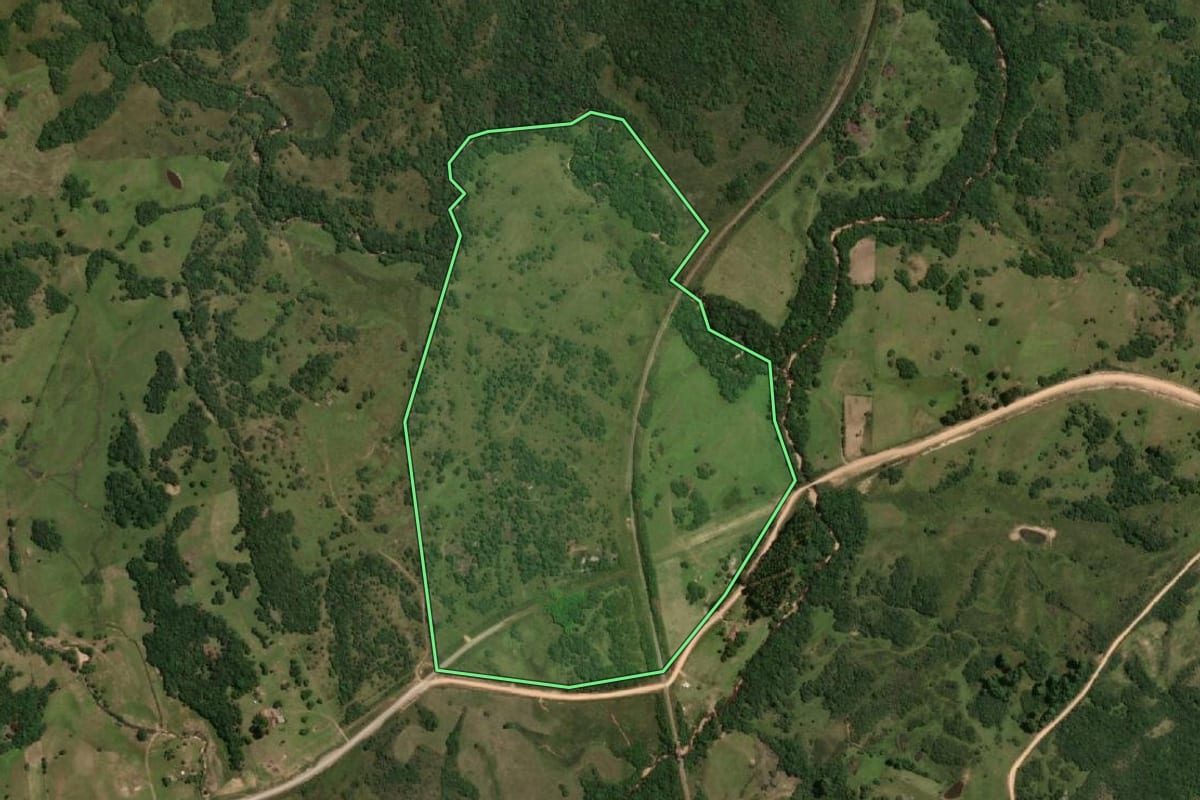 Imagem de satélite do imóvel rural em Pinheiro Machado (RS), com o contorno declarado no CAR desenhado por cima.