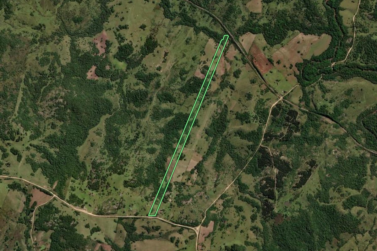 Imagem de satélite do imóvel rural em Pinheiro Machado (RS), com o contorno declarado no CAR desenhado por cima.