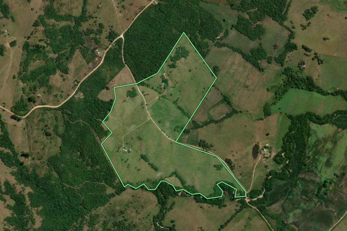 Imagem de satélite do imóvel rural em Pinheiro Machado (RS), com o contorno declarado no CAR desenhado por cima.