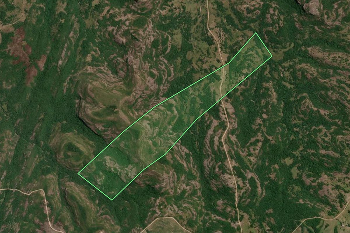 Imagem de satélite do imóvel rural em Pinheiro Machado (RS), com o contorno declarado no CAR desenhado por cima.