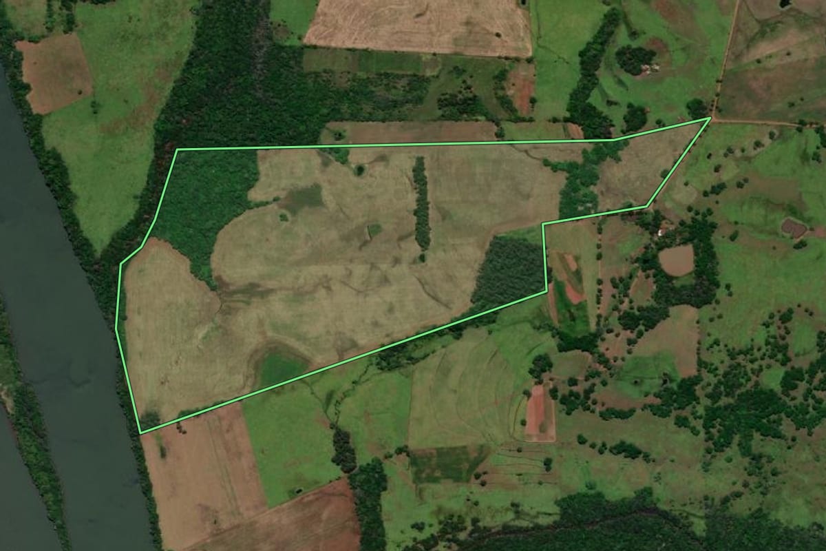 Imagem de satélite do imóvel rural em Pirapó (RS), com o contorno declarado no CAR desenhado por cima.
