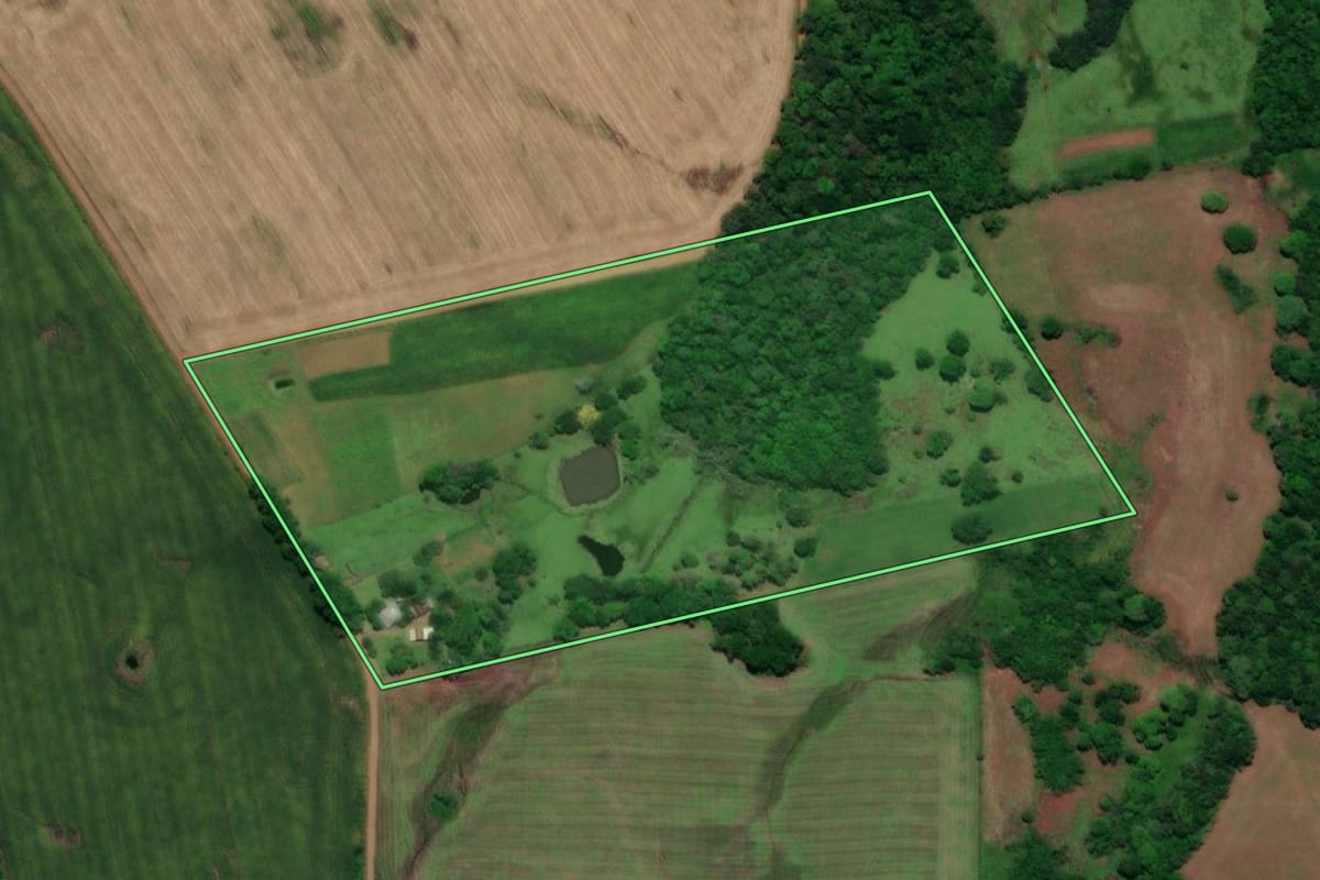 Imagem de satélite do imóvel rural em Pirapó (RS), com o contorno declarado no CAR desenhado por cima.
