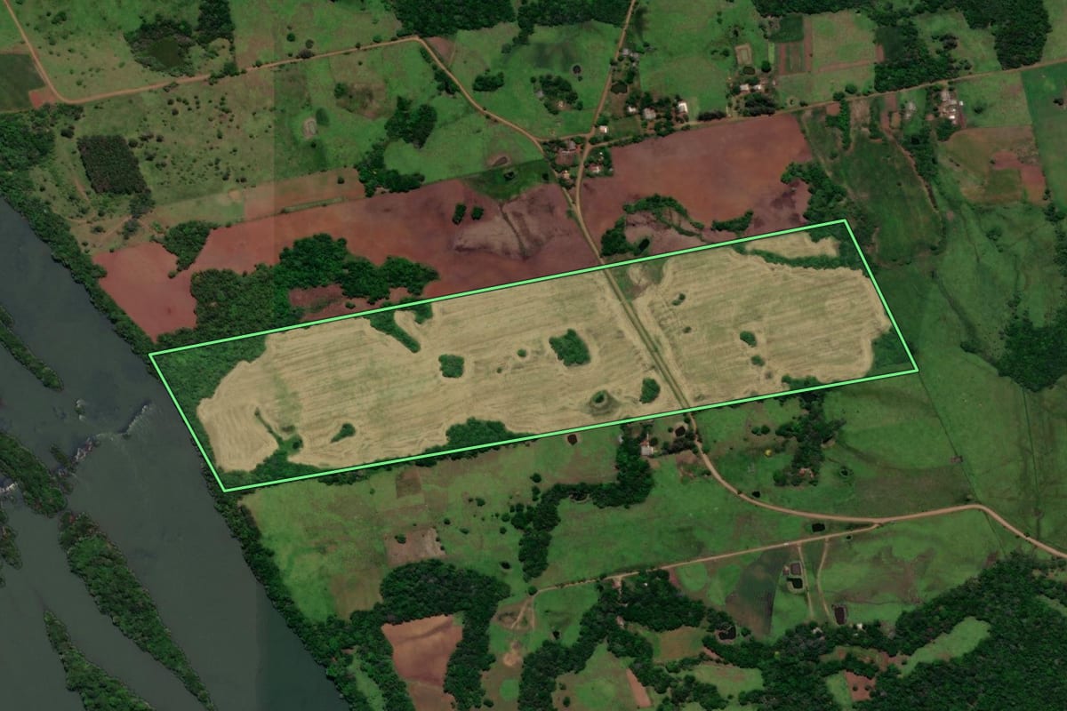 Imagem de satélite do imóvel rural em Pirapó (RS), com o contorno declarado no CAR desenhado por cima.