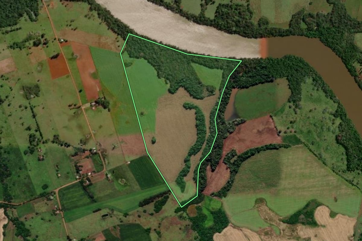 Imagem de satélite do imóvel rural em Pirapó (RS), com o contorno declarado no CAR desenhado por cima.