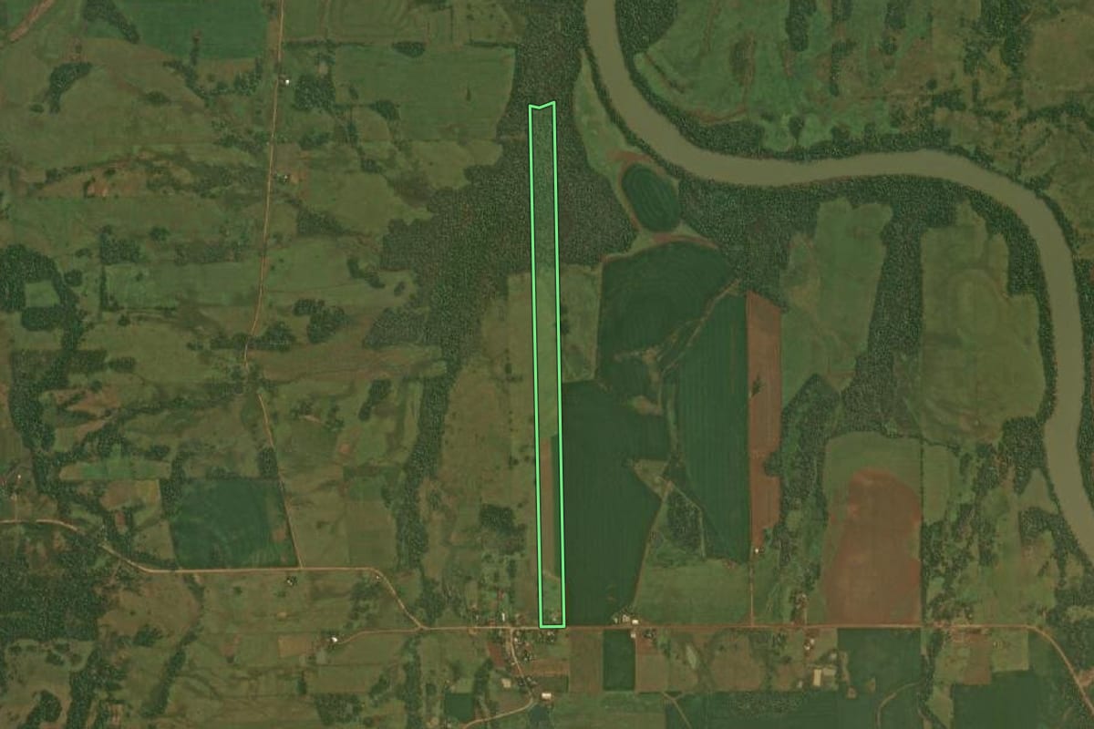 Imagem de satélite do imóvel rural em Pirapó (RS), com o contorno declarado no CAR desenhado por cima.