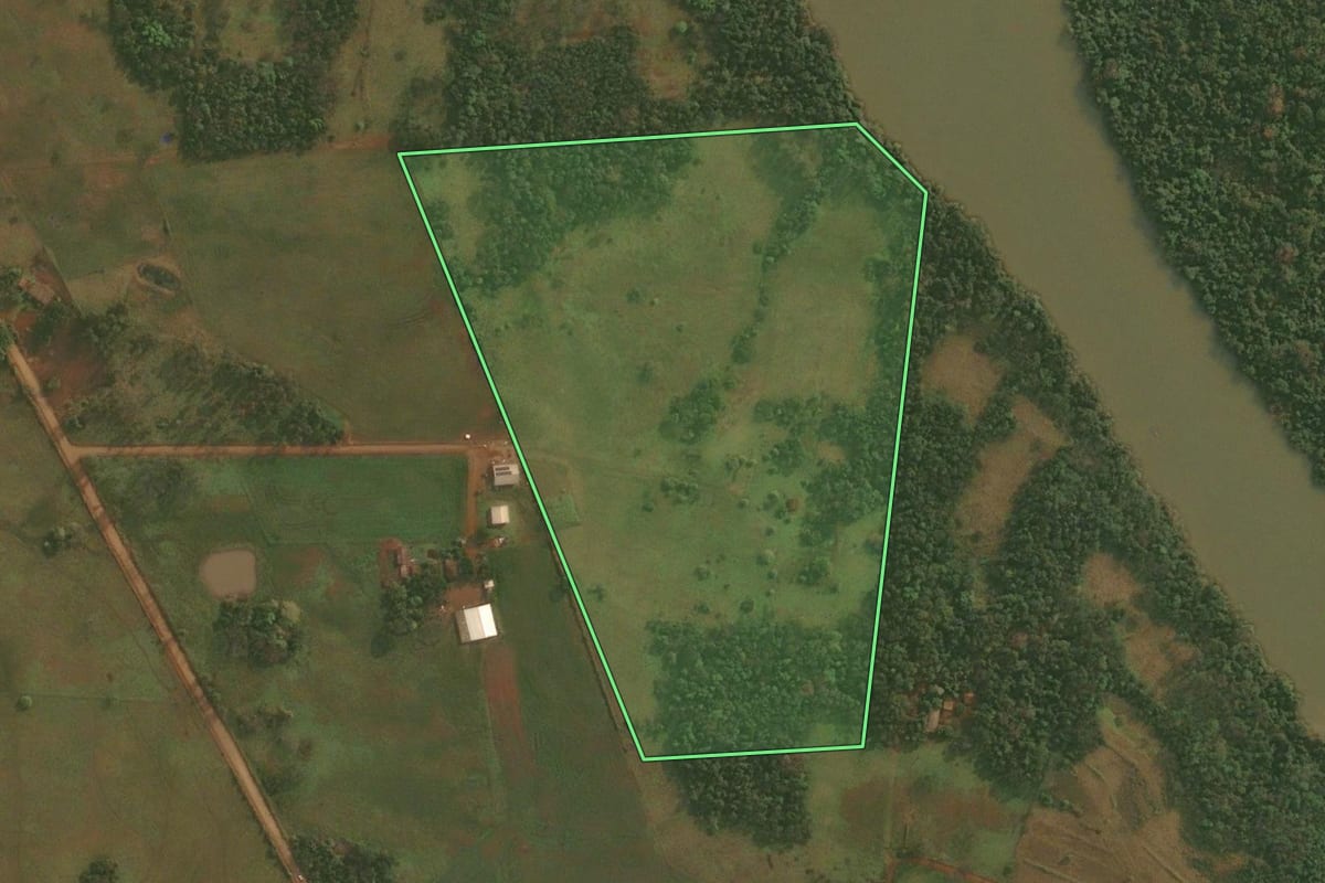 Imagem de satélite do imóvel rural em Pirapó (RS), com o contorno declarado no CAR desenhado por cima.