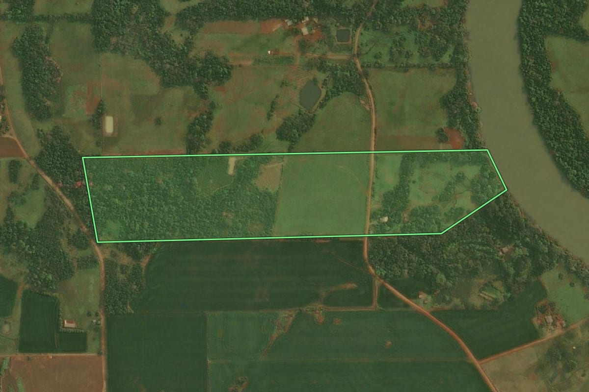 Imagem de satélite do imóvel rural em Pirapó (RS), com o contorno declarado no CAR desenhado por cima.