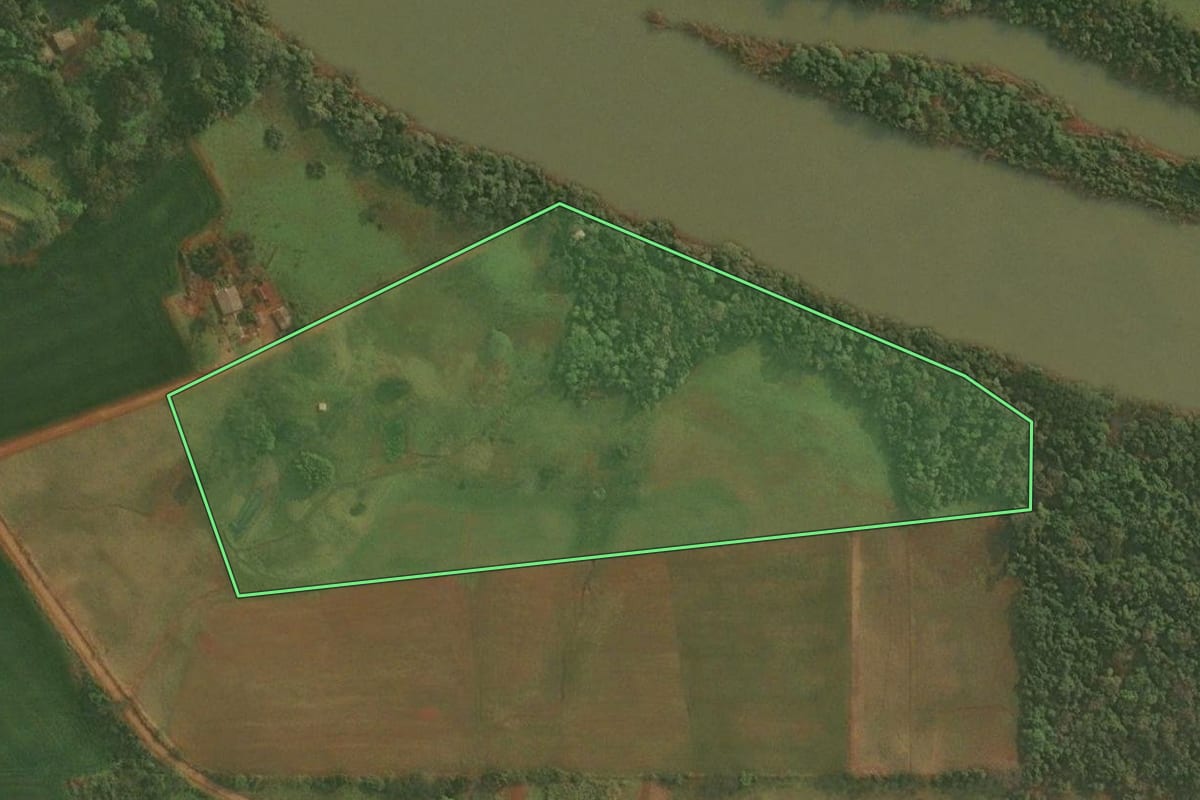 Imagem de satélite do imóvel rural em Pirapó (RS), com o contorno declarado no CAR desenhado por cima.