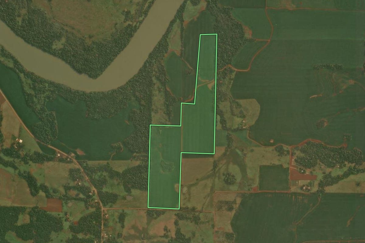 Imagem de satélite do imóvel rural em Pirapó (RS), com o contorno declarado no CAR desenhado por cima.