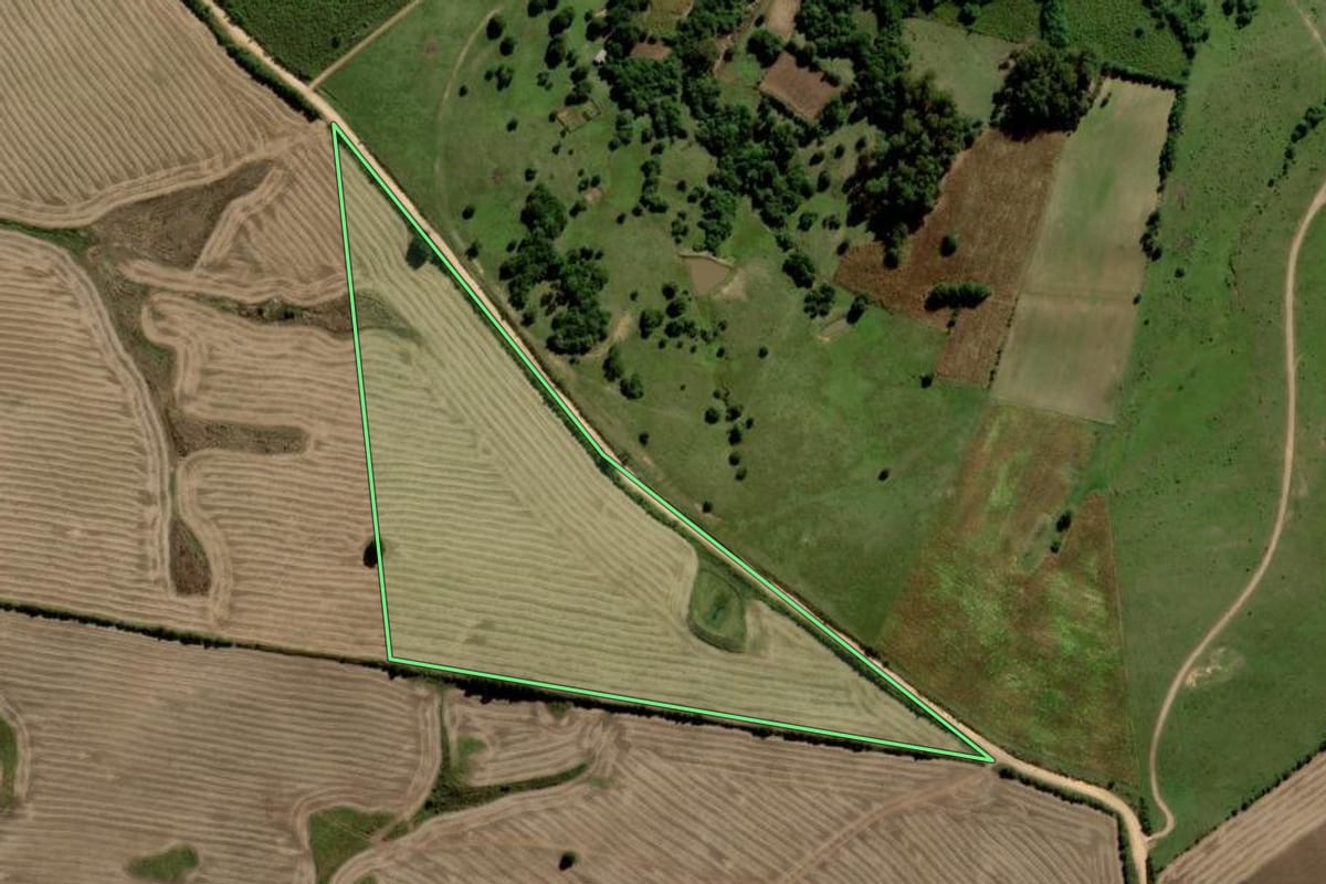 Imagem de satélite do imóvel rural em Piratini (RS), com o contorno declarado no CAR desenhado por cima.