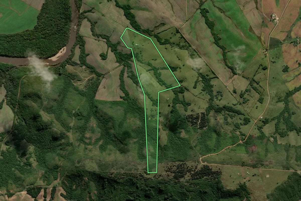 Imagem de satélite do imóvel rural em Piratini (RS), com o contorno declarado no CAR desenhado por cima.