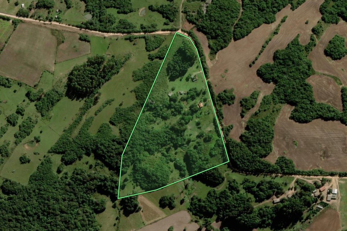 Imagem de satélite do imóvel rural em Piratini (RS), com o contorno declarado no CAR desenhado por cima.