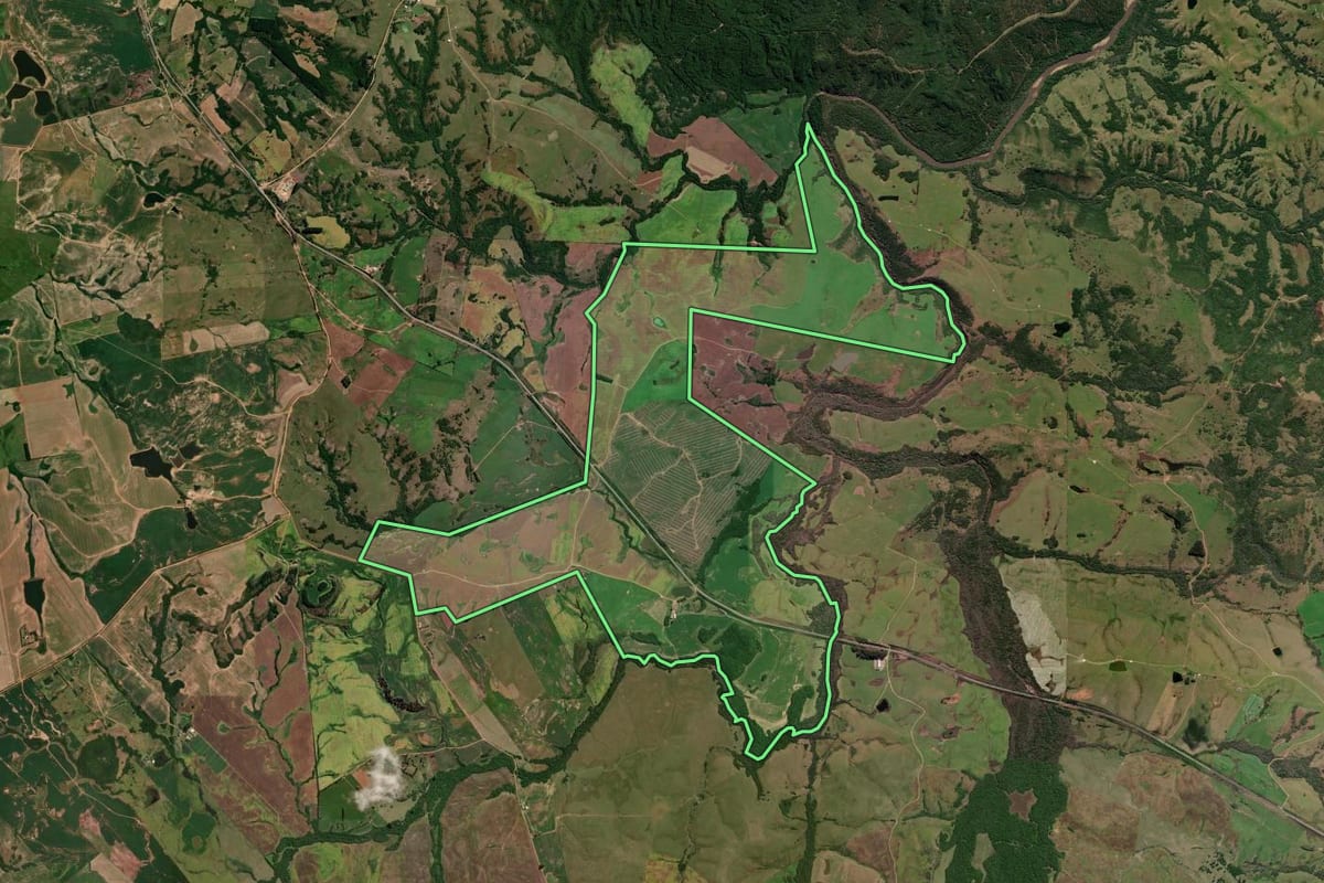 Imagem de satélite do imóvel rural em Piratini (RS), com o contorno declarado no CAR desenhado por cima.
