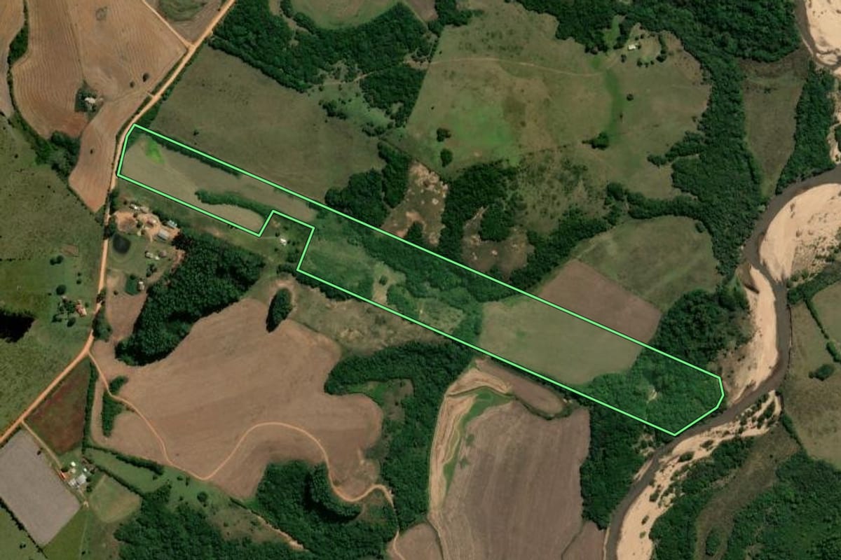 Imagem de satélite do imóvel rural em Piratini (RS), com o contorno declarado no CAR desenhado por cima.