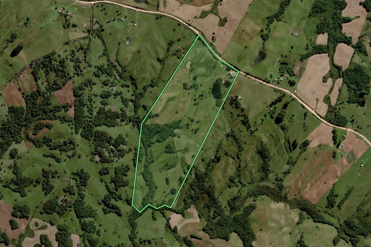 Imagem de satélite do imóvel rural em Piratini (RS), com o contorno declarado no CAR desenhado por cima.