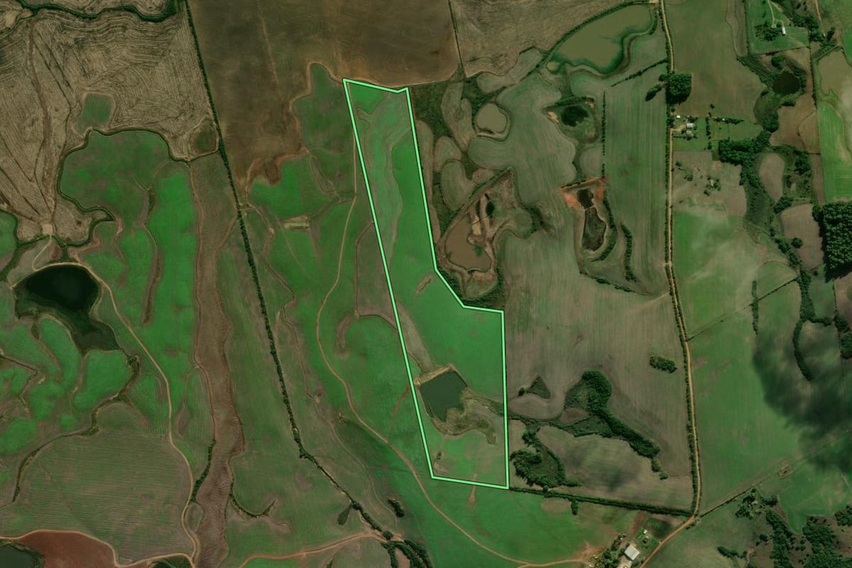 Imagem de satélite do imóvel rural em Piratini (RS), com o contorno declarado no CAR desenhado por cima.