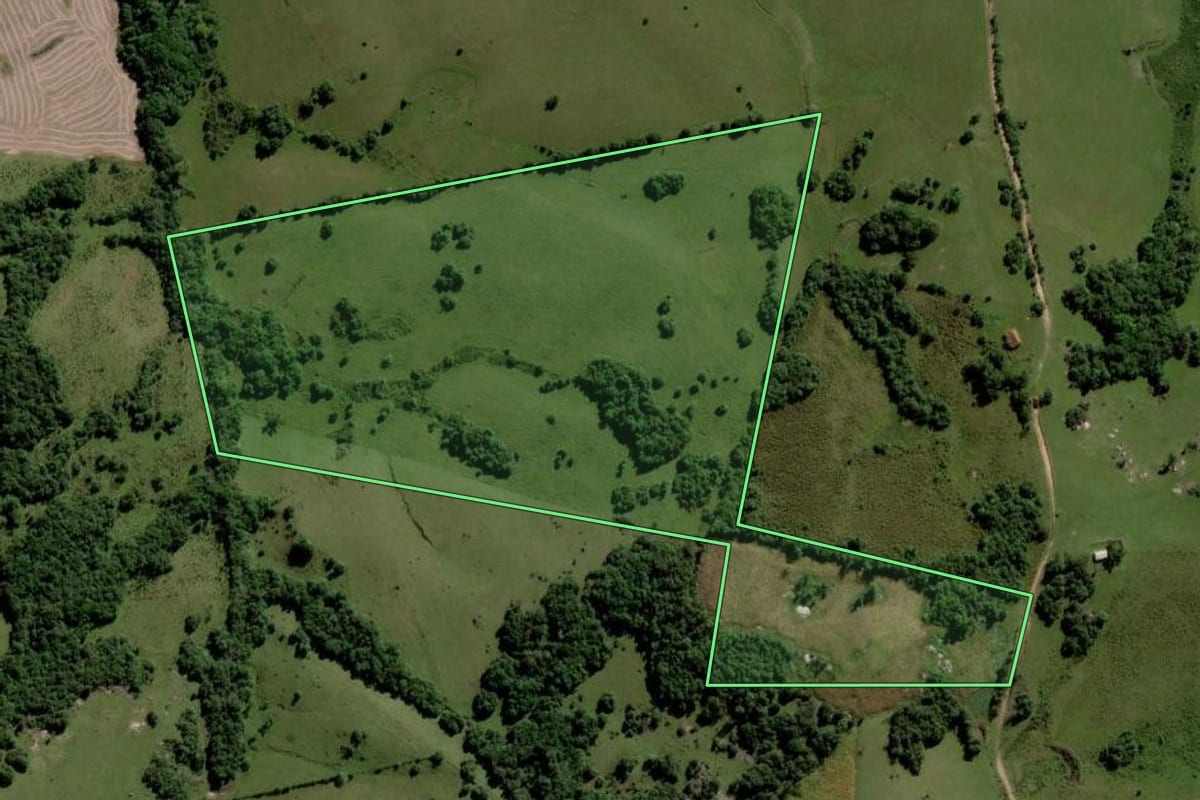 Imagem de satélite do imóvel rural em Piratini (RS), com o contorno declarado no CAR desenhado por cima.