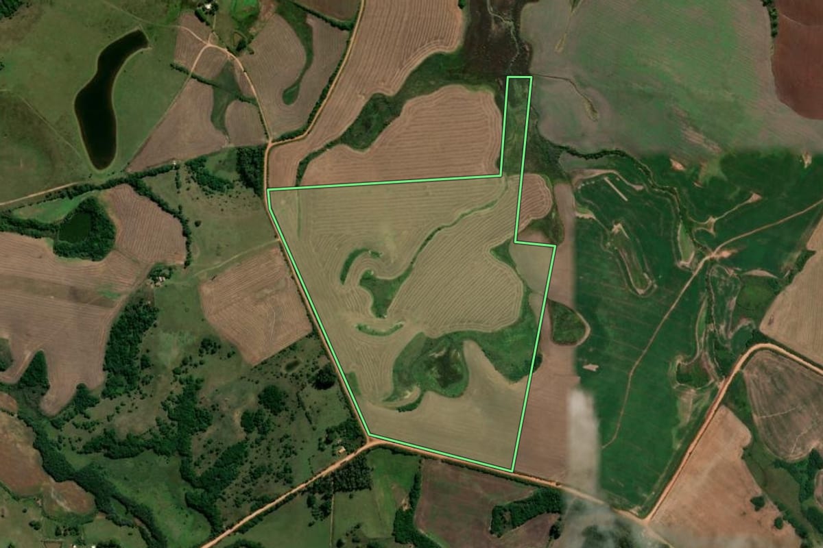 Imagem de satélite do imóvel rural em Piratini (RS), com o contorno declarado no CAR desenhado por cima.