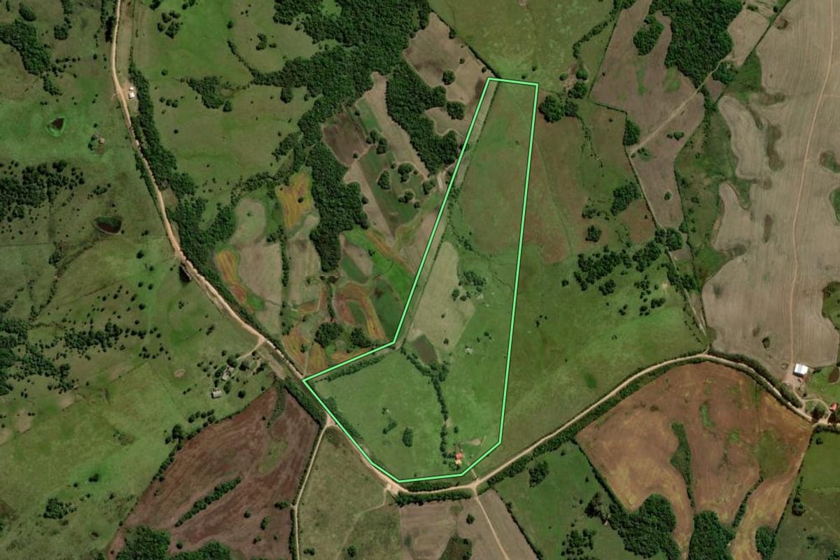 Imagem de satélite do imóvel rural em Piratini (RS), com o contorno declarado no CAR desenhado por cima.