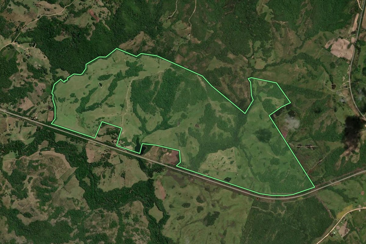 Imagem de satélite do imóvel rural em Piratini (RS), com o contorno declarado no CAR desenhado por cima.