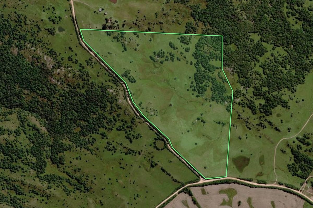 Imagem de satélite do imóvel rural em Piratini (RS), com o contorno declarado no CAR desenhado por cima.