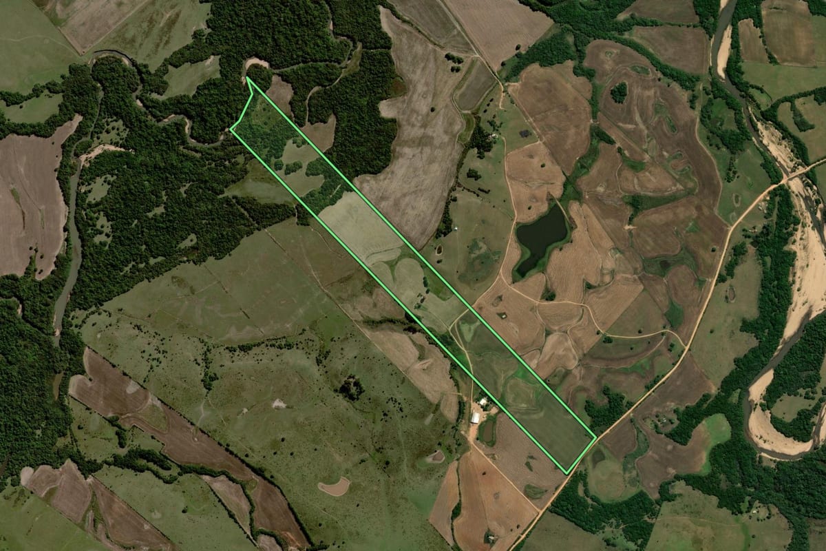Imagem de satélite do imóvel rural em Piratini (RS), com o contorno declarado no CAR desenhado por cima.