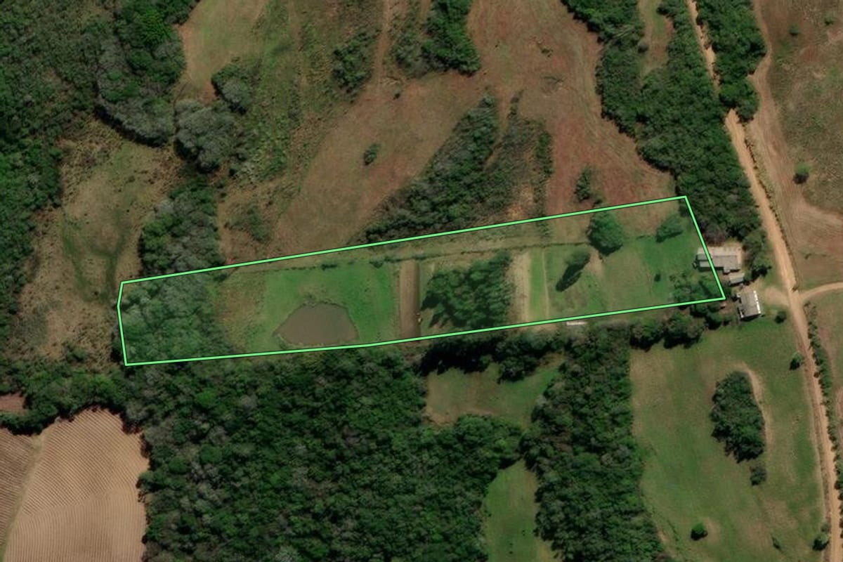 Imagem de satélite do imóvel rural em Piratini (RS), com o contorno declarado no CAR desenhado por cima.