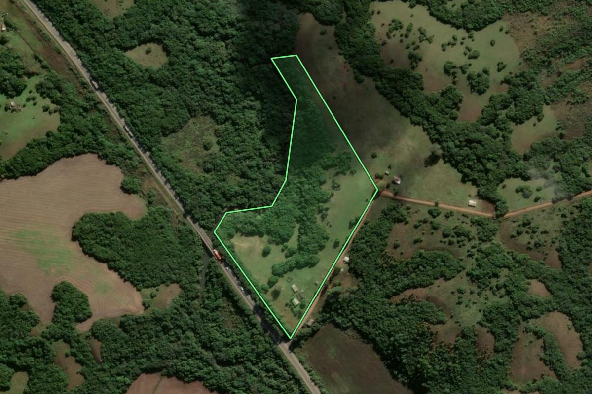 Imagem de satélite do imóvel rural em Piratini (RS), com o contorno declarado no CAR desenhado por cima.