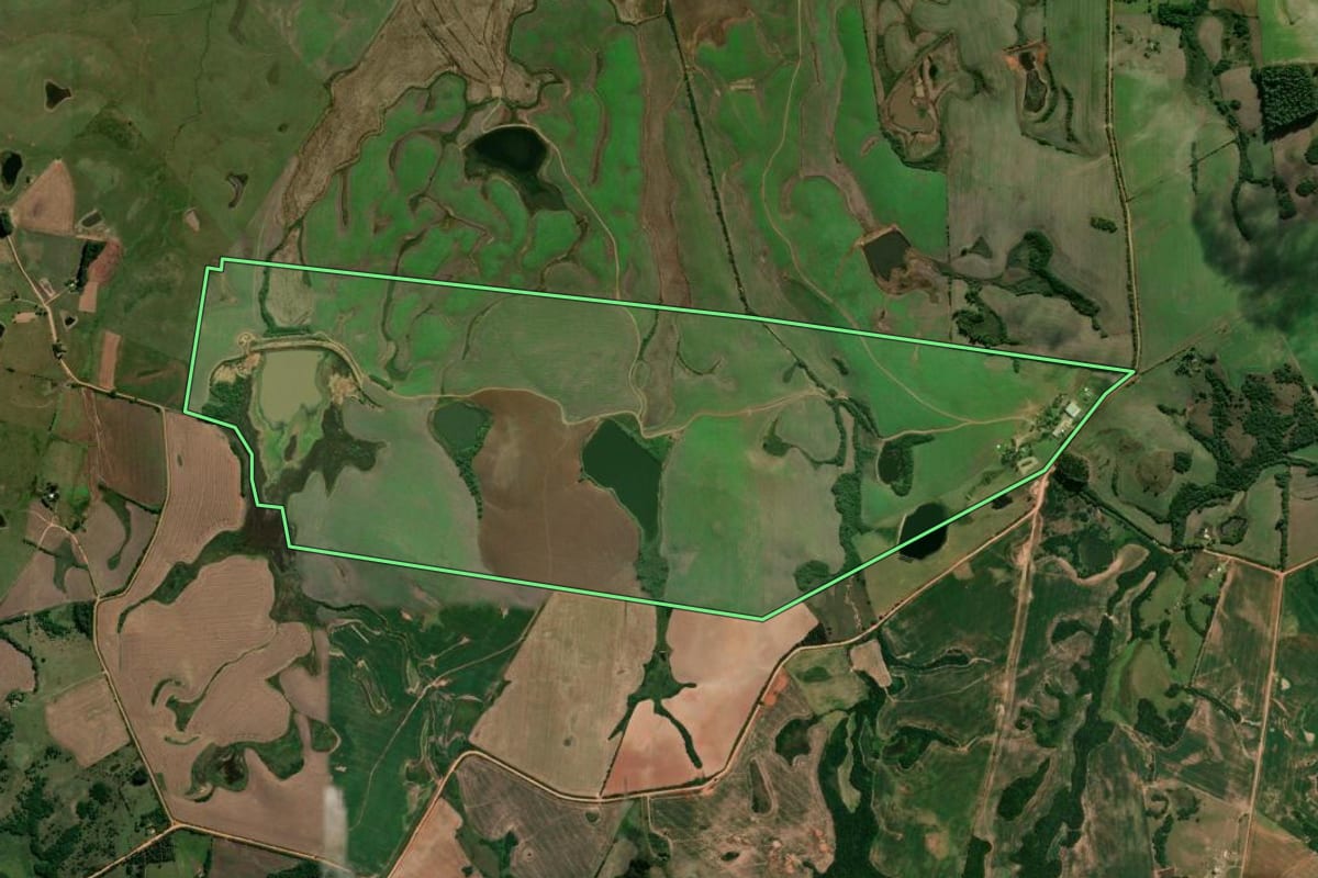 Imagem de satélite do imóvel rural em Piratini (RS), com o contorno declarado no CAR desenhado por cima.