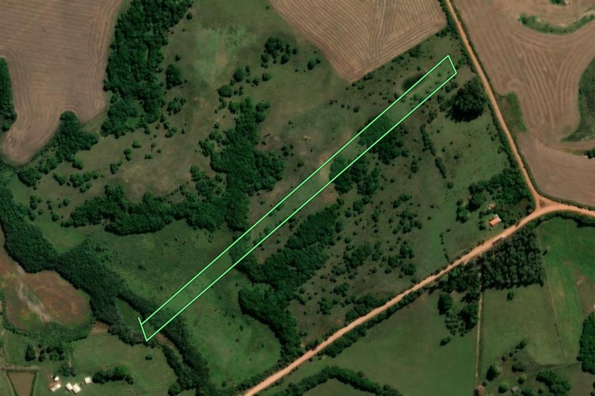 Imagem de satélite do imóvel rural em Piratini (RS), com o contorno declarado no CAR desenhado por cima.