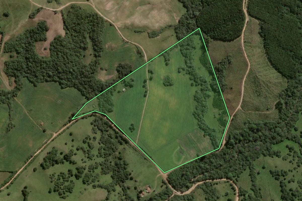 Imagem de satélite do imóvel rural em Piratini (RS), com o contorno declarado no CAR desenhado por cima.