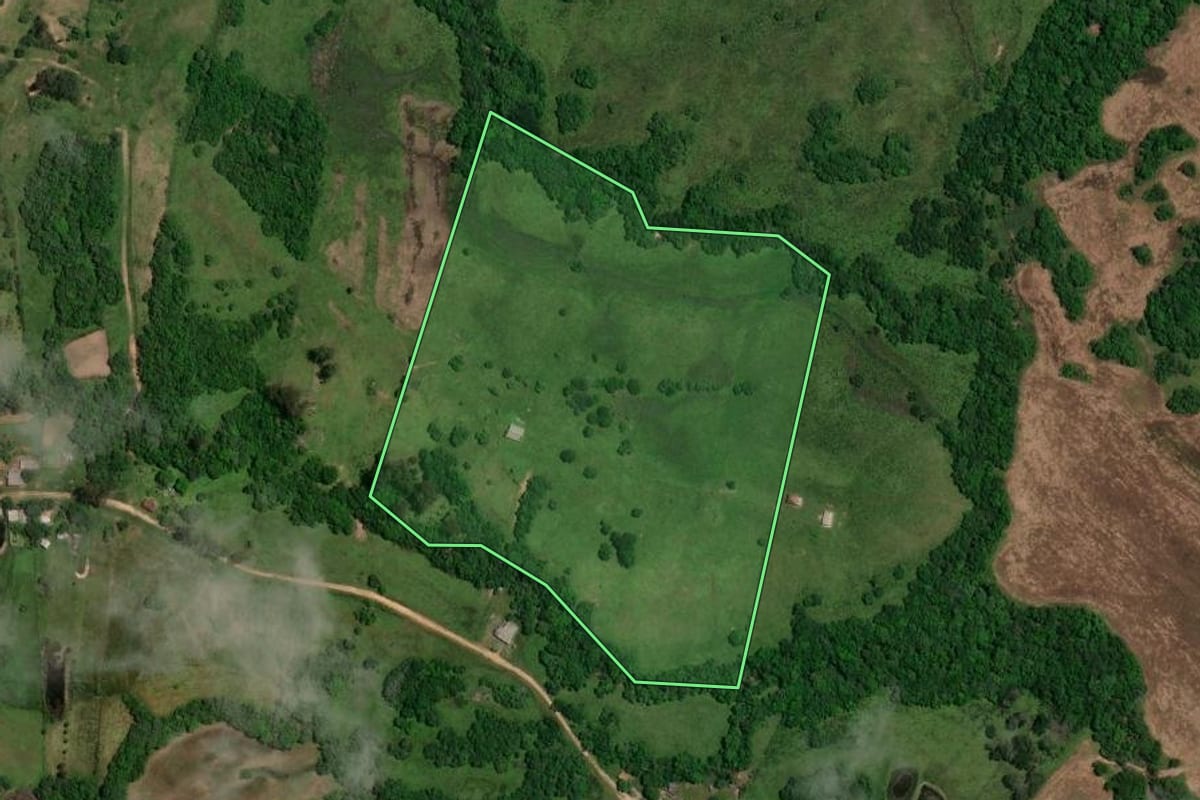 Imagem de satélite do imóvel rural em Piratini (RS), com o contorno declarado no CAR desenhado por cima.