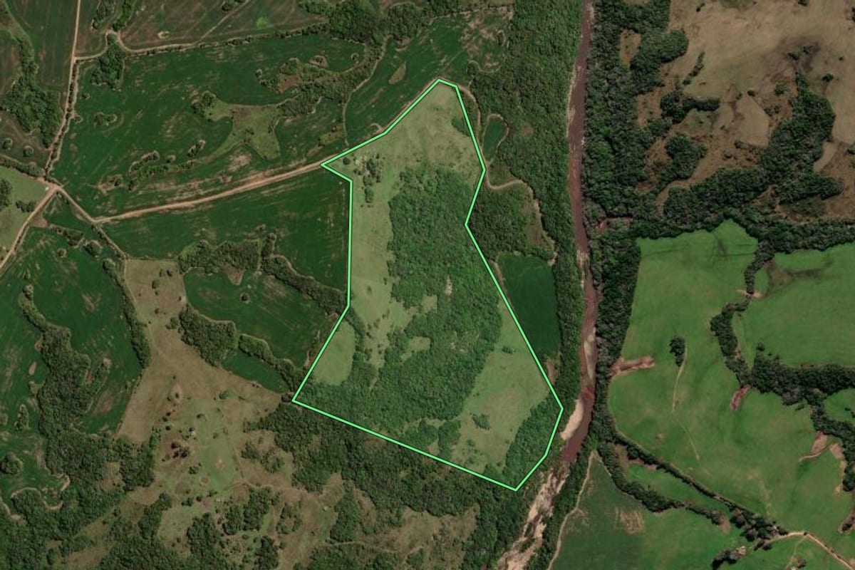 Imagem de satélite do imóvel rural em Piratini (RS), com o contorno declarado no CAR desenhado por cima.