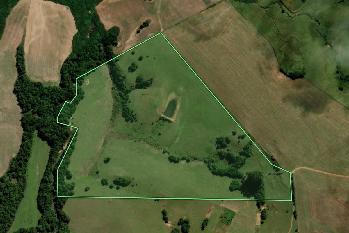 Imagem de satélite do imóvel rural em Piratini (RS), com o contorno declarado no CAR desenhado por cima.
